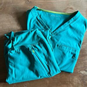 Medelita Teal colored 2 pocket scrub top and jogger bottoms Size M